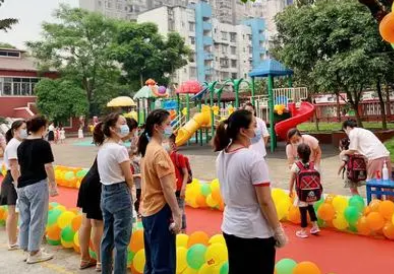 母亲去孩子幼儿园当保育员，以为能兼顾工作和家庭，没多久后悔了
