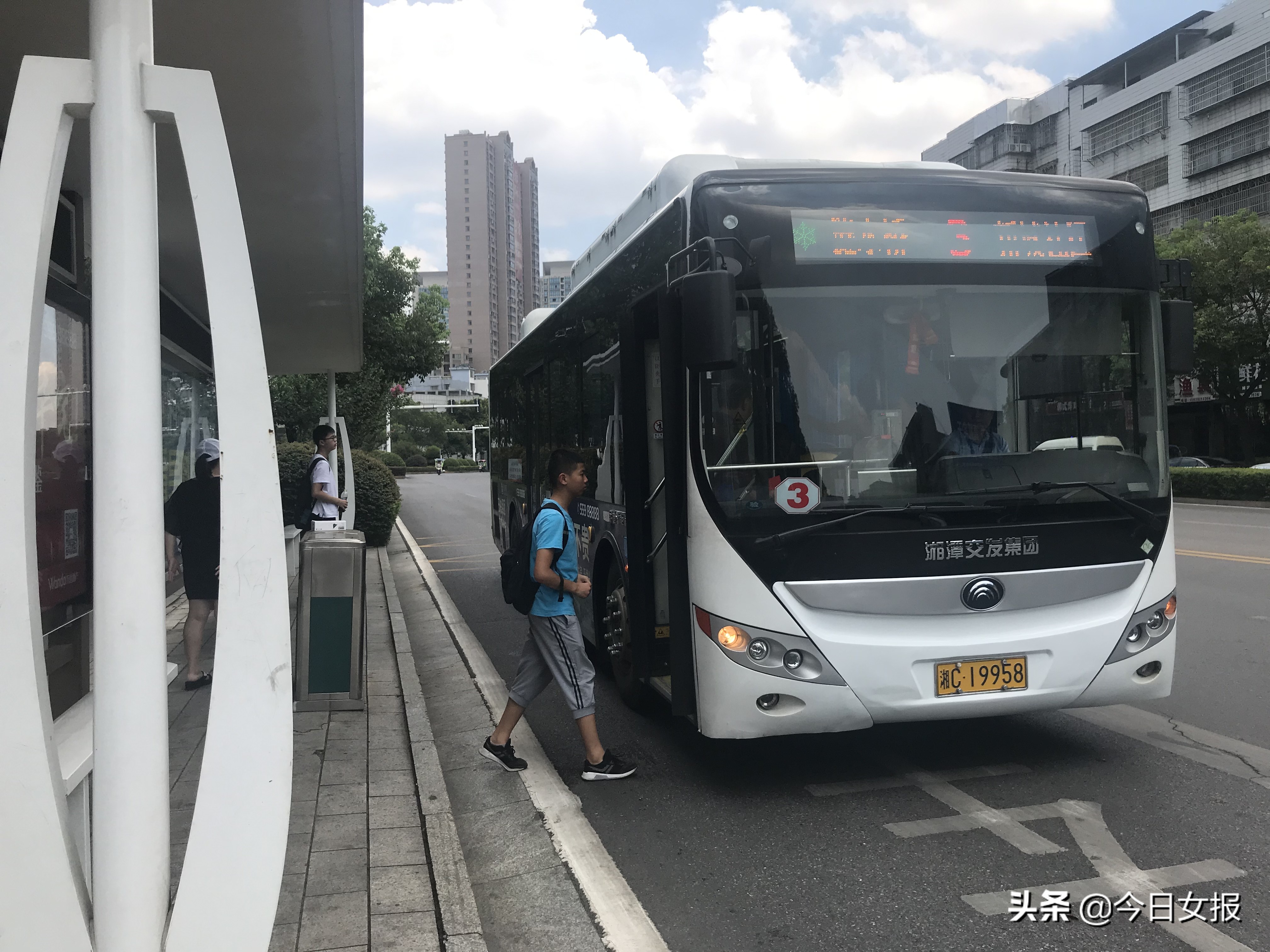 湘潭家长给儿子办学生公交卡遭拒！对方理由：职高学生不能办理