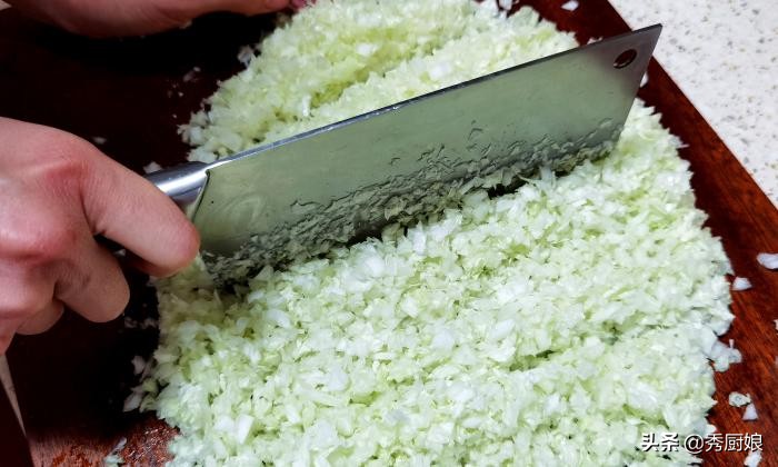 包白菜饺子，记住老师傅的“2放2不放”，饺子鲜嫩多汁，特好吃