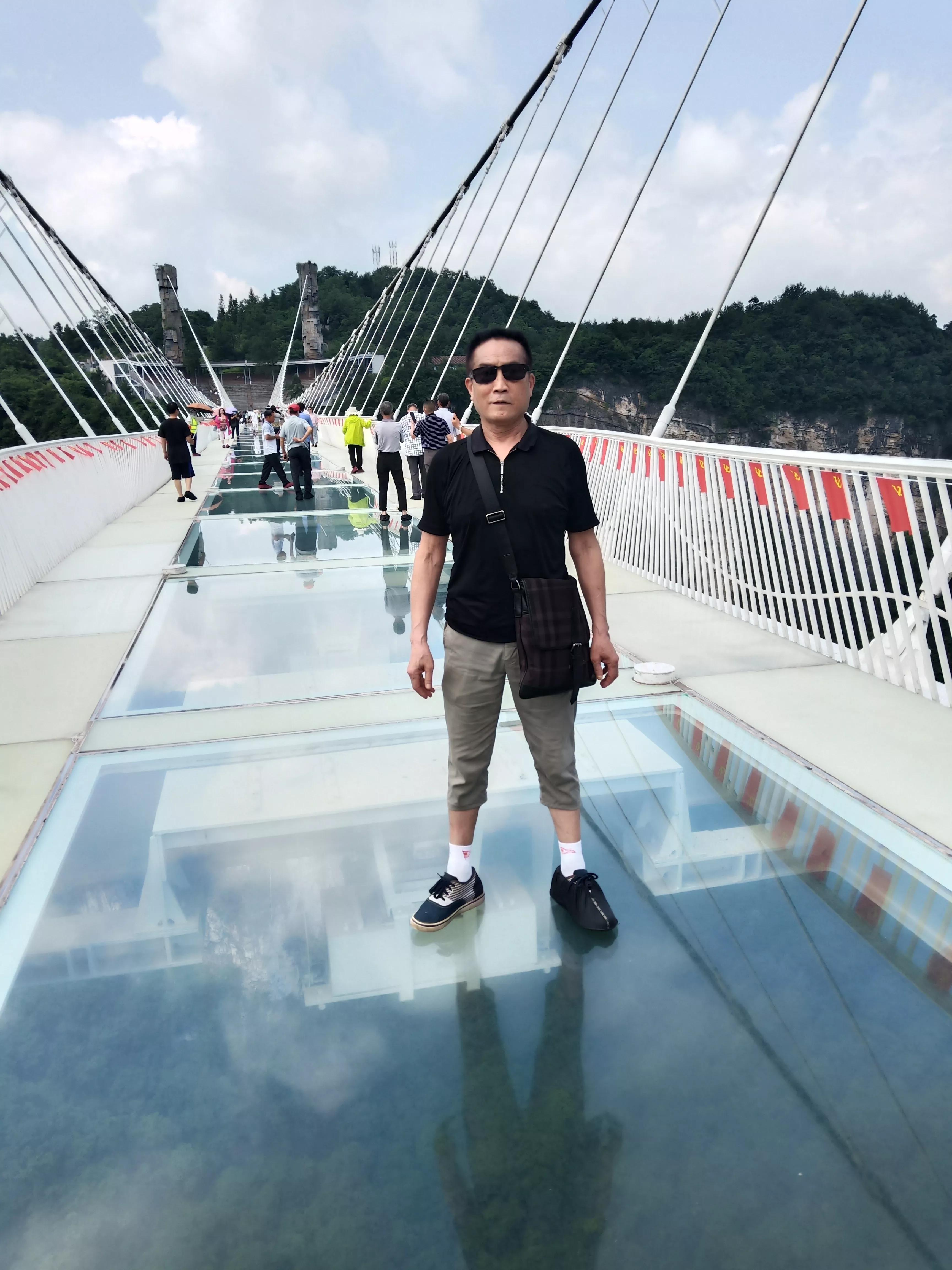 旅游张家界大峡谷，行走之巅“玻璃桥”，作诗一首