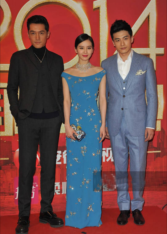 刘诗诗穿宝蓝长裙亮相，又纯又欲好撩人，与戴小银链的胡歌配一脸