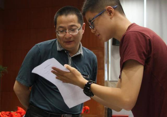 高考结束第一天，葛大爷终于现身，笑着说：不好意思又出难了