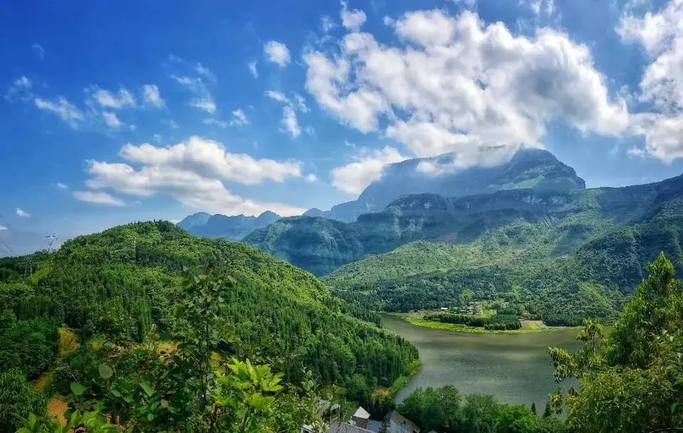 不收门票的世界级风景！赏万亩夏花、观云海日出…成都2天耍来回