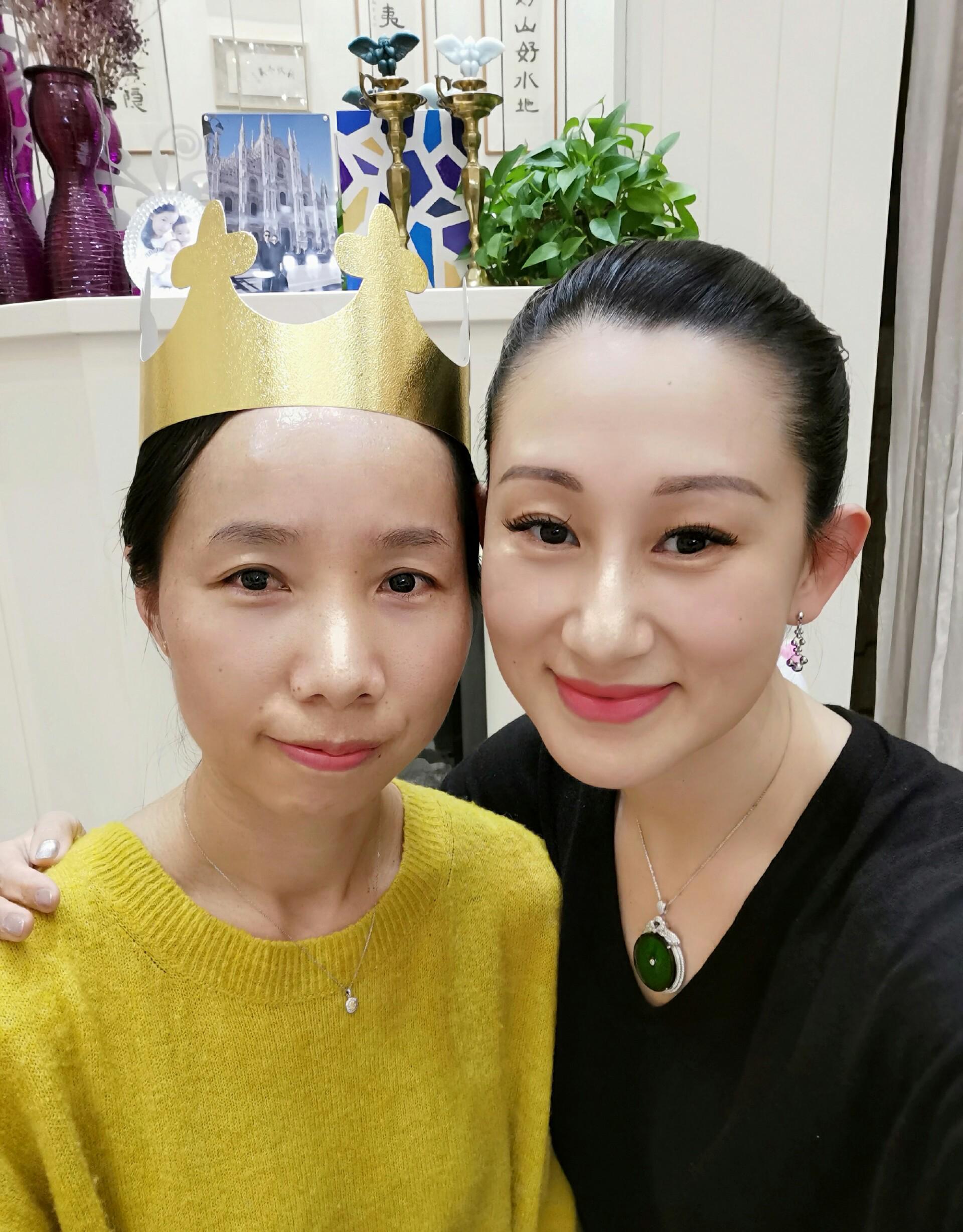 赵文卓老婆真阔气！送保姆生日礼物价值不菲，两人合照自己戴翡翠