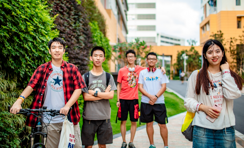 哈工大宿舍挥汗如雨，众多学生行政楼前打地铺，学校被吐槽上热搜