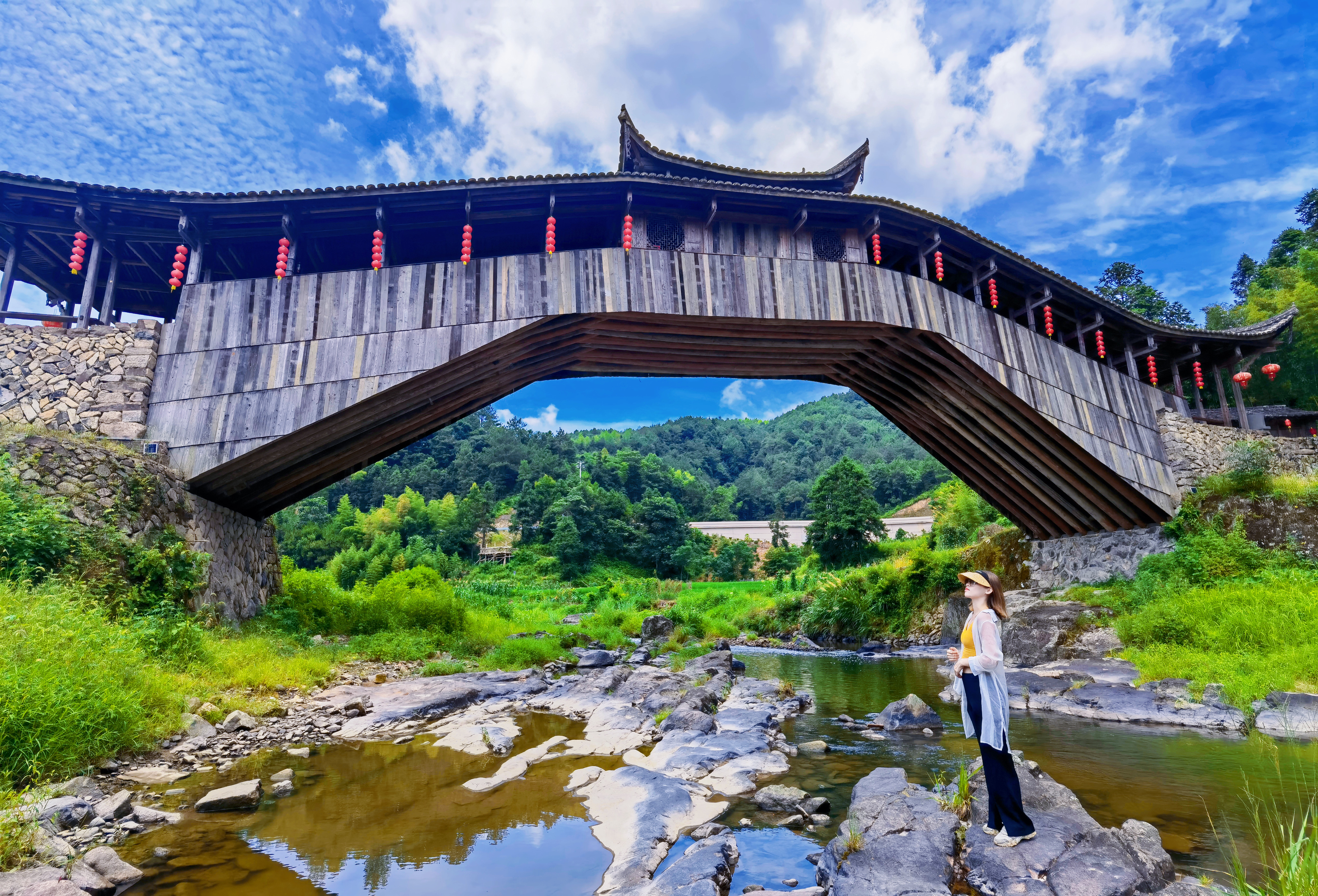 温州泰顺有一座比肩比萨斜塔的廊桥因不对称的奇特结构吸引游客