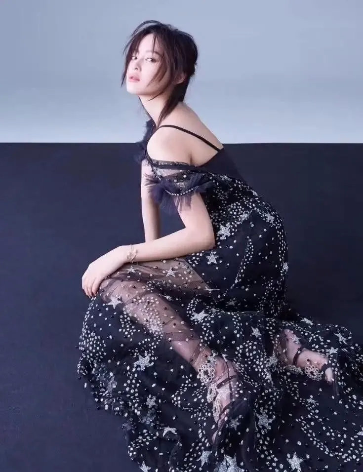 35岁辛芷蕾身材真火辣,黑丝袜大炫迷人漫画腿,曼妙身姿很撩人