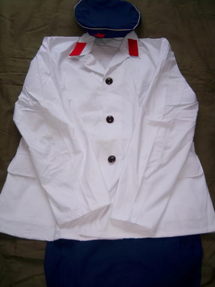 难忘74式军服——海军恢复水兵服,女兵穿上了裙子