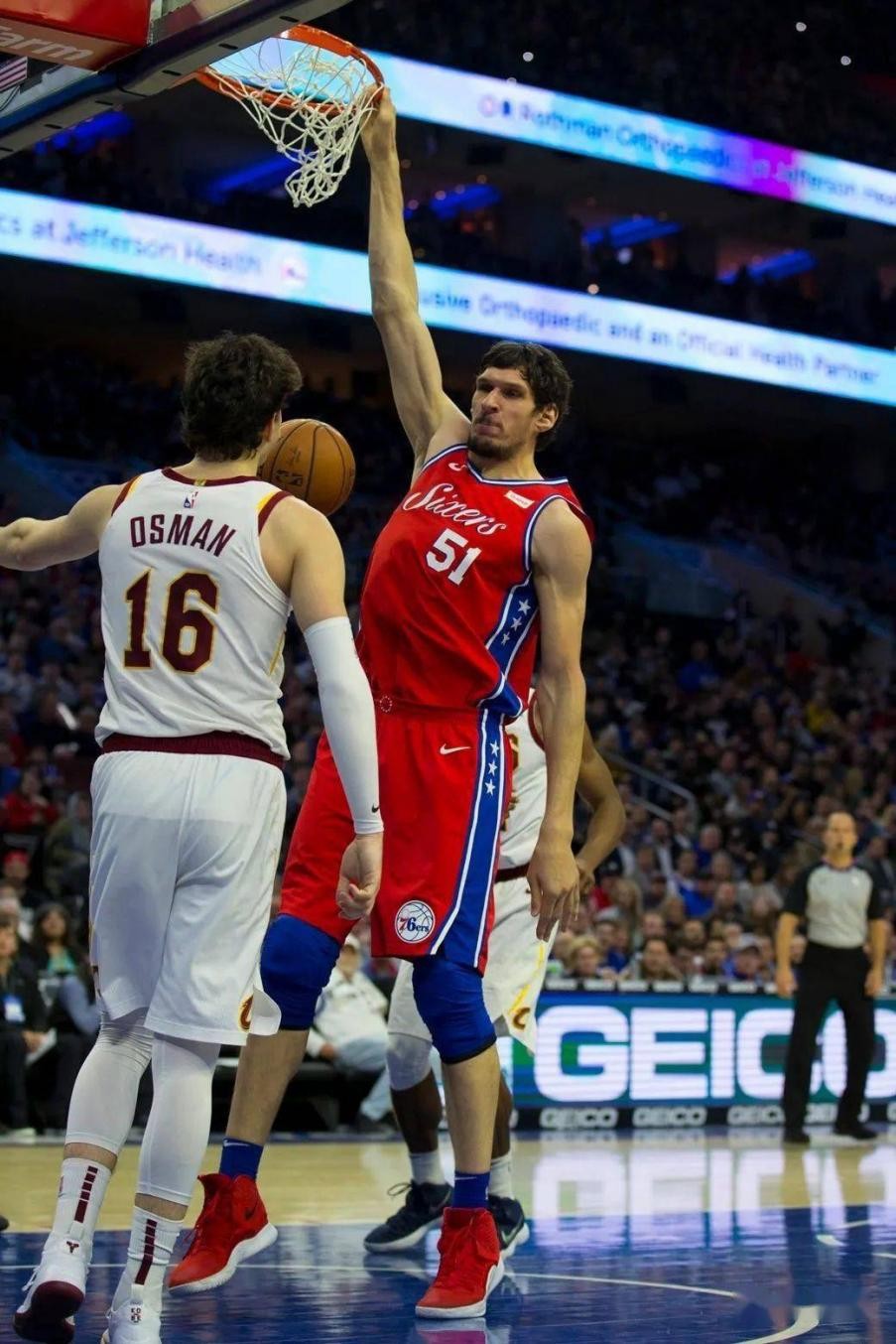 nba为什么不禁止踮脚(扣篮就踮踮脚的事，这还用跳？世界上可以做到“站着扣篮”的巨人)