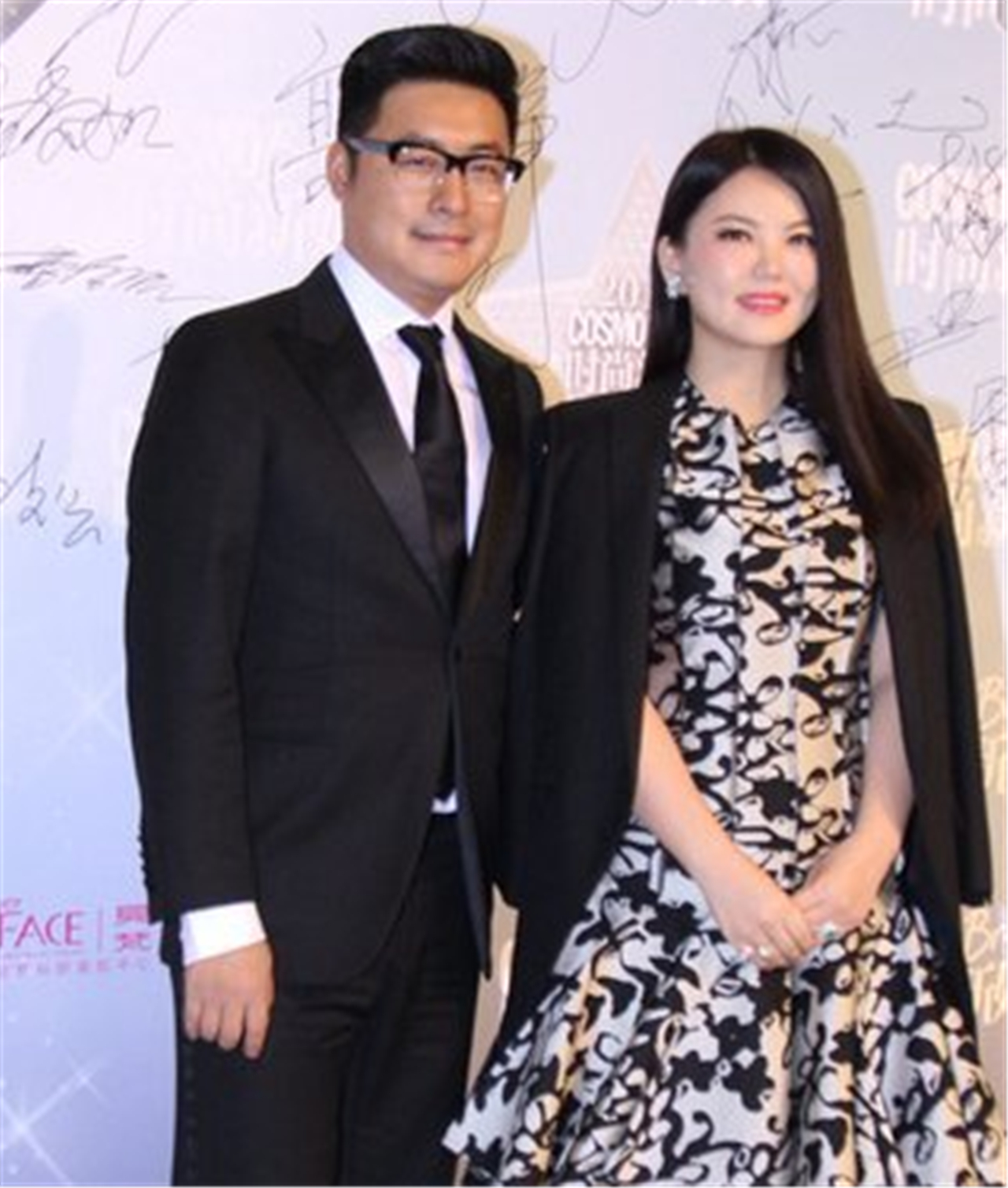 李湘晒一家三口合照,女儿手上的手链成亮点,引发网友热议