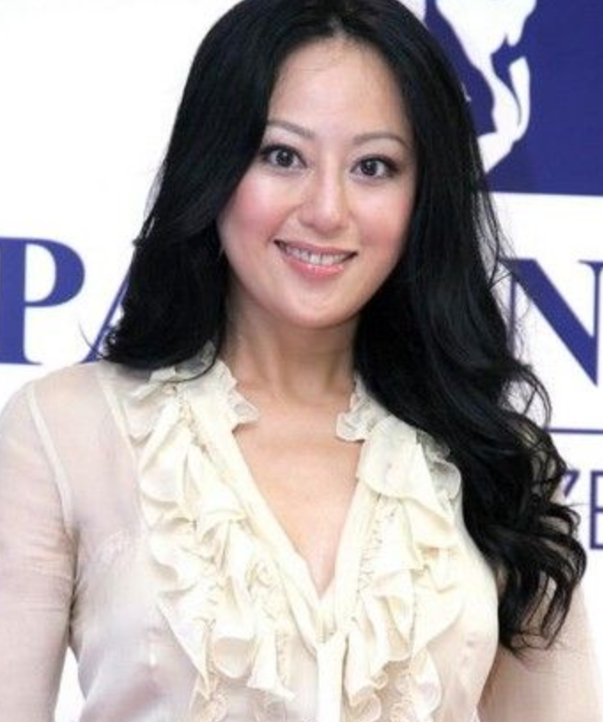 从人间富贵花,到负债累累,奢侈品让钟镇涛前妻章小蕙失去了啥