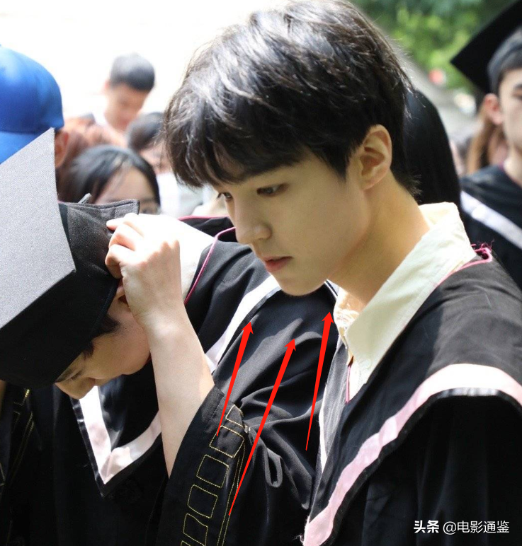 周也关晓彤拍毕业照，我却关注校友小凯，路人视角下的模样亮了