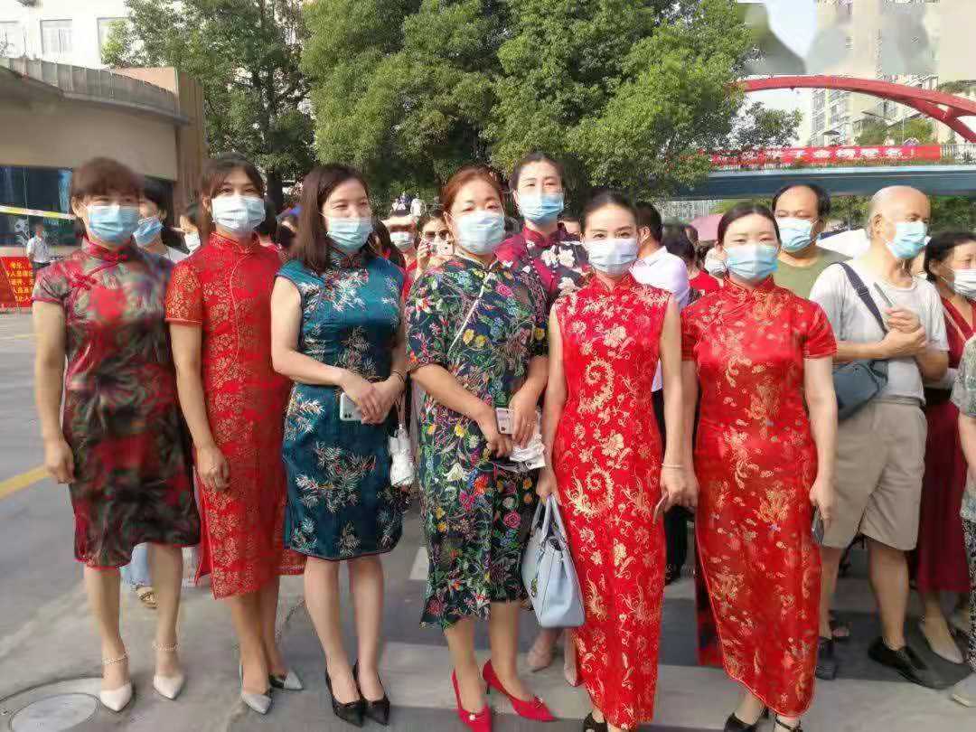 高考“穿衣”大比拼，妈妈一身旗袍不算啥，看到爸爸学生更有劲了