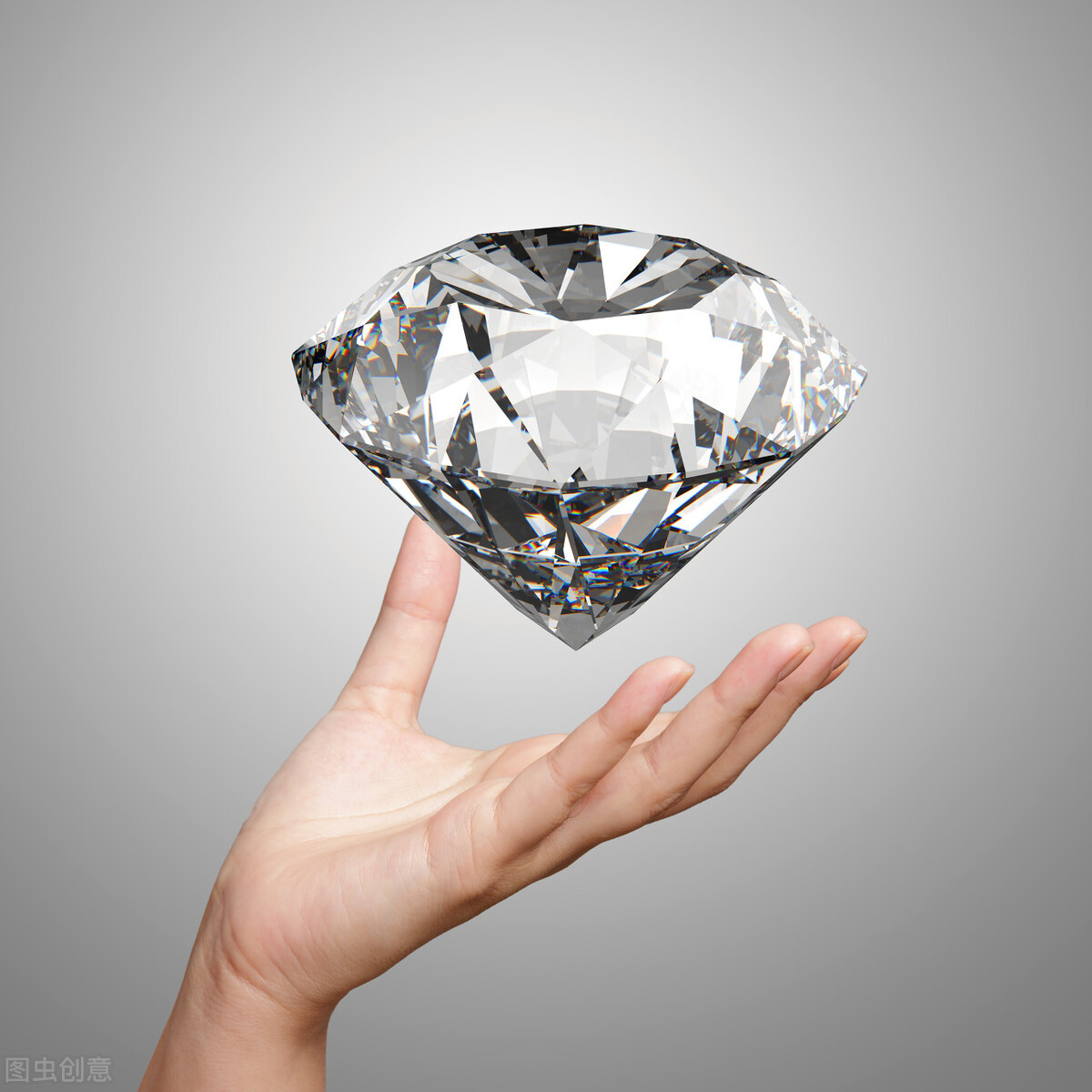 钻石diamond一词,出自希腊语adamas,意思是坚硬,不可驯服