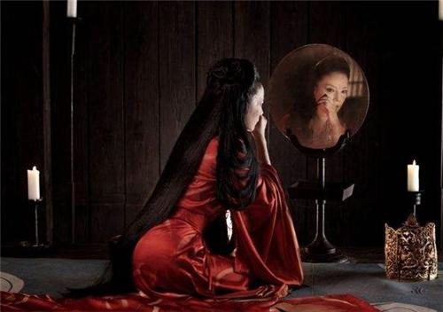 尤其是在雷雨交加的时候,泥路又湿又滑,天上又是乌云密布,电闪雷鸣