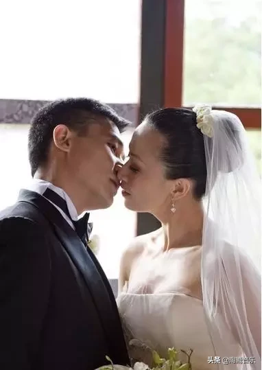 梁朝伟老婆是谁(梁朝伟为什么娶了刘嘉玲而没有情归张曼玉？)