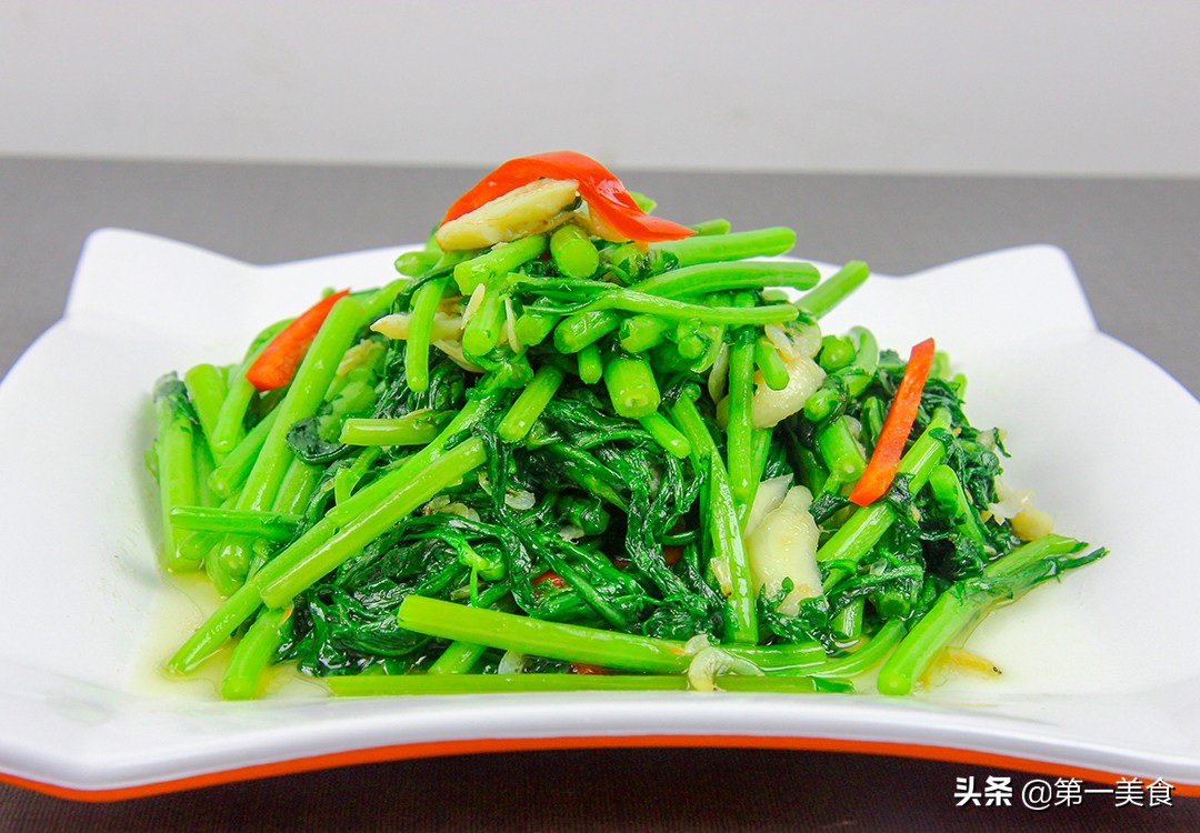 素炒茼蒿的家常做法(厨师长教你炒茼蒿翠绿不出水)-君心之家