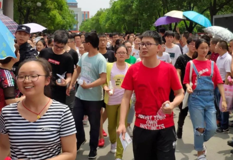 他的高考作文字数不够，难倒了阅卷专家，为何最后却得满分？