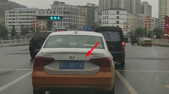 大众汽车挂上“SB110”，见到交警后，太憋屈