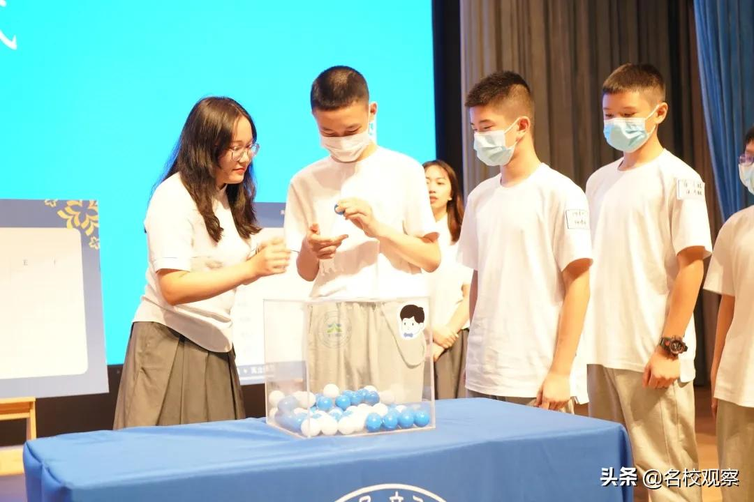 成都这所学校，不仅学生分班实行抽签，班主任教哪班也是现场抽签