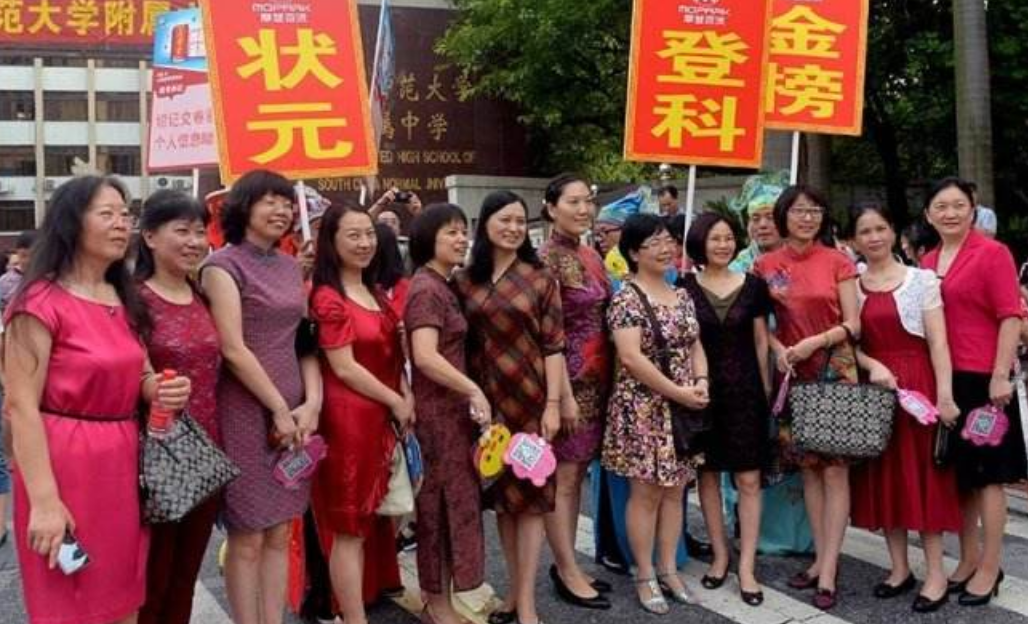 高考“旗袍老爸”们火了，艳压全场宝妈，我看到了最浓烈的父爱