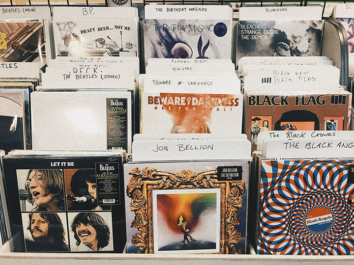在数字媒体时代，黑胶也已经落后于时代，美国黑胶唱片的销售收入有望超过CD。