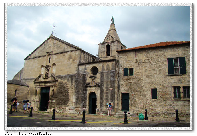 法国南部最有名的小镇尼姆阿尔勒古罗马时期的历史古城南法历史名城