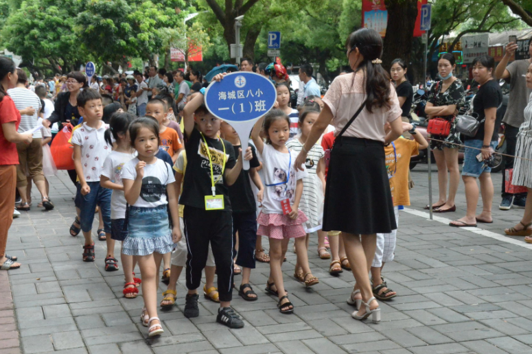上海接送学生钟点工走俏，按次收费还可拼单，但其中隐患不容忽视