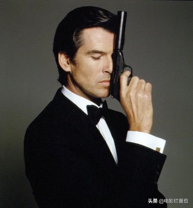 其实细心的影迷会发现皮尔斯·布鲁斯南的形象和提摩西·达顿颇有几分