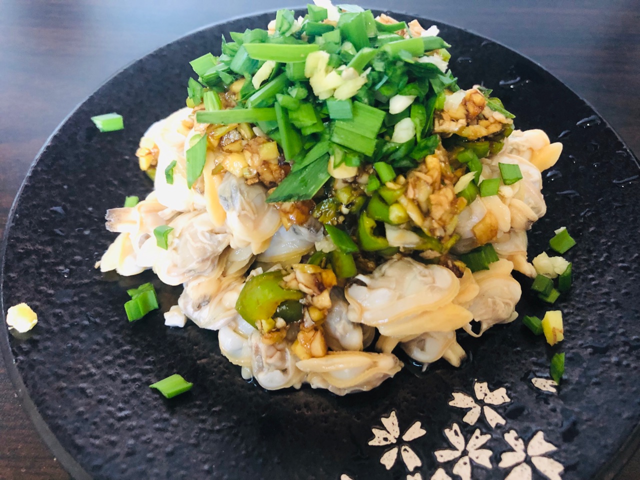 做好之后的凉拌蛤蜊肉再搭配些美味的桃园建民牛肉耗辣椒,滋味就更赞