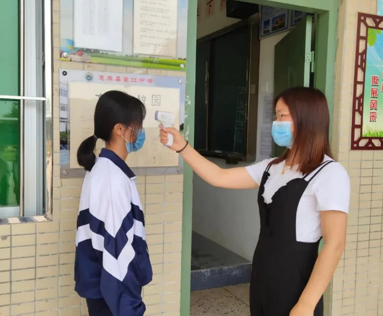 中学生的迷惑行为，四季都热衷春秋款校服，“夏捂冬冻”令人不解