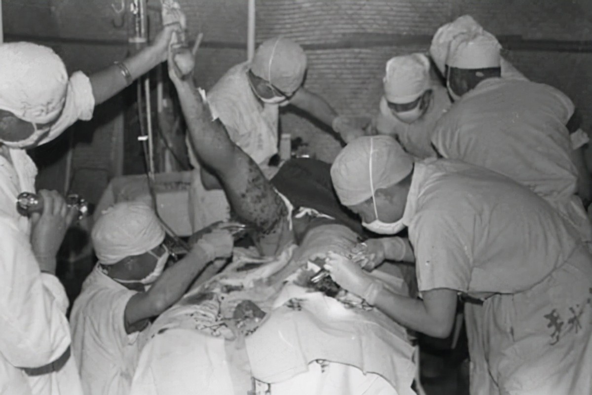 老山战场侦察英雄丁晓兵，被炸亲手割掉手臂，31年后成独臂少将