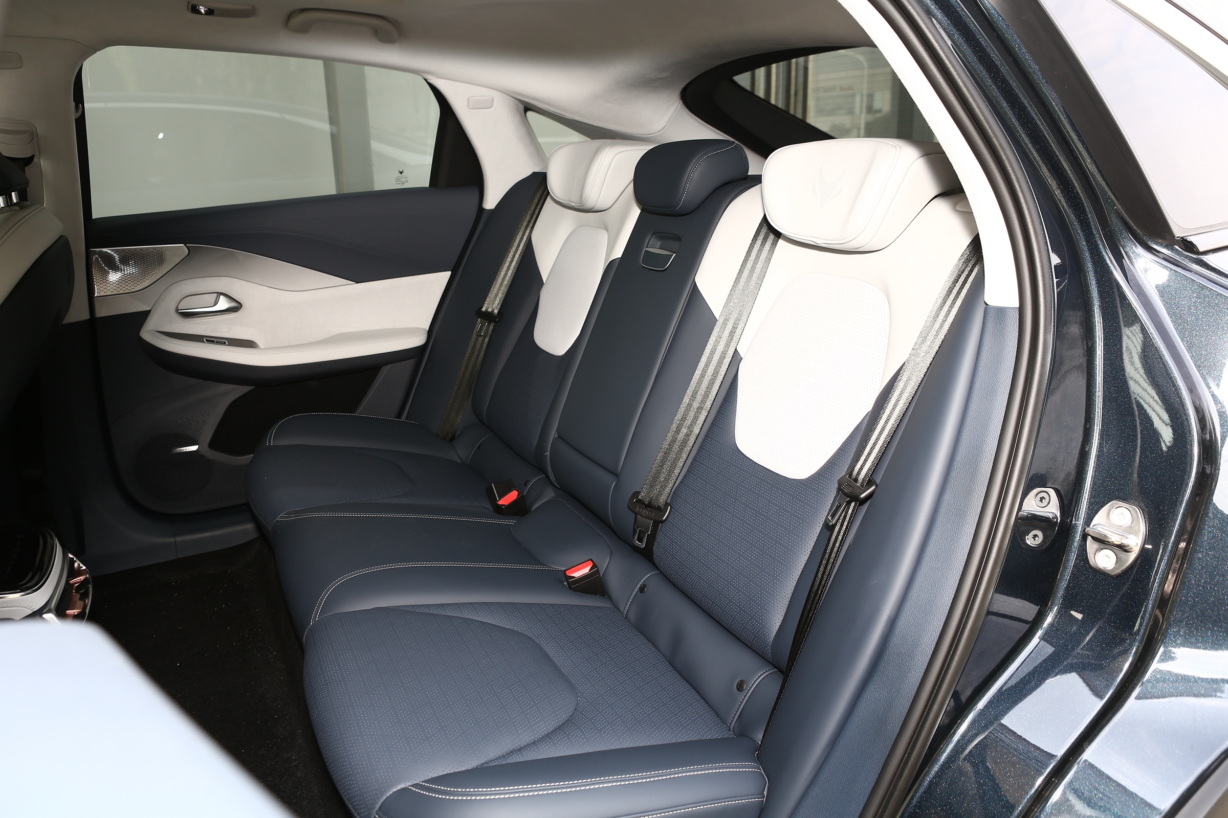 配L3级辅助驾驶系统，230色氛围灯加持，详解极狐 阿尔法S