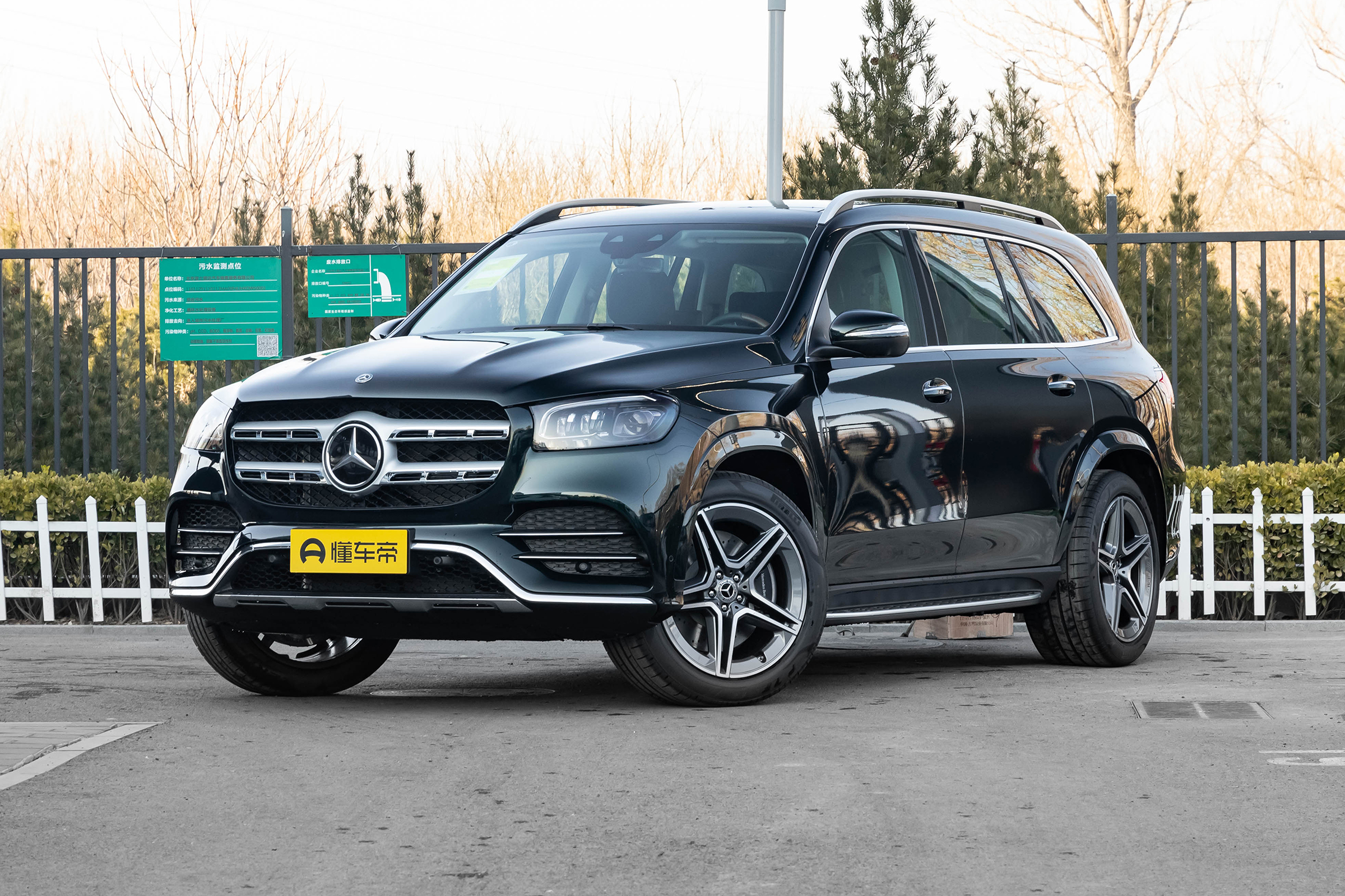 改款车型外观保持不变厚重简洁的车尾设计风格凸显了大尺寸suv车型的