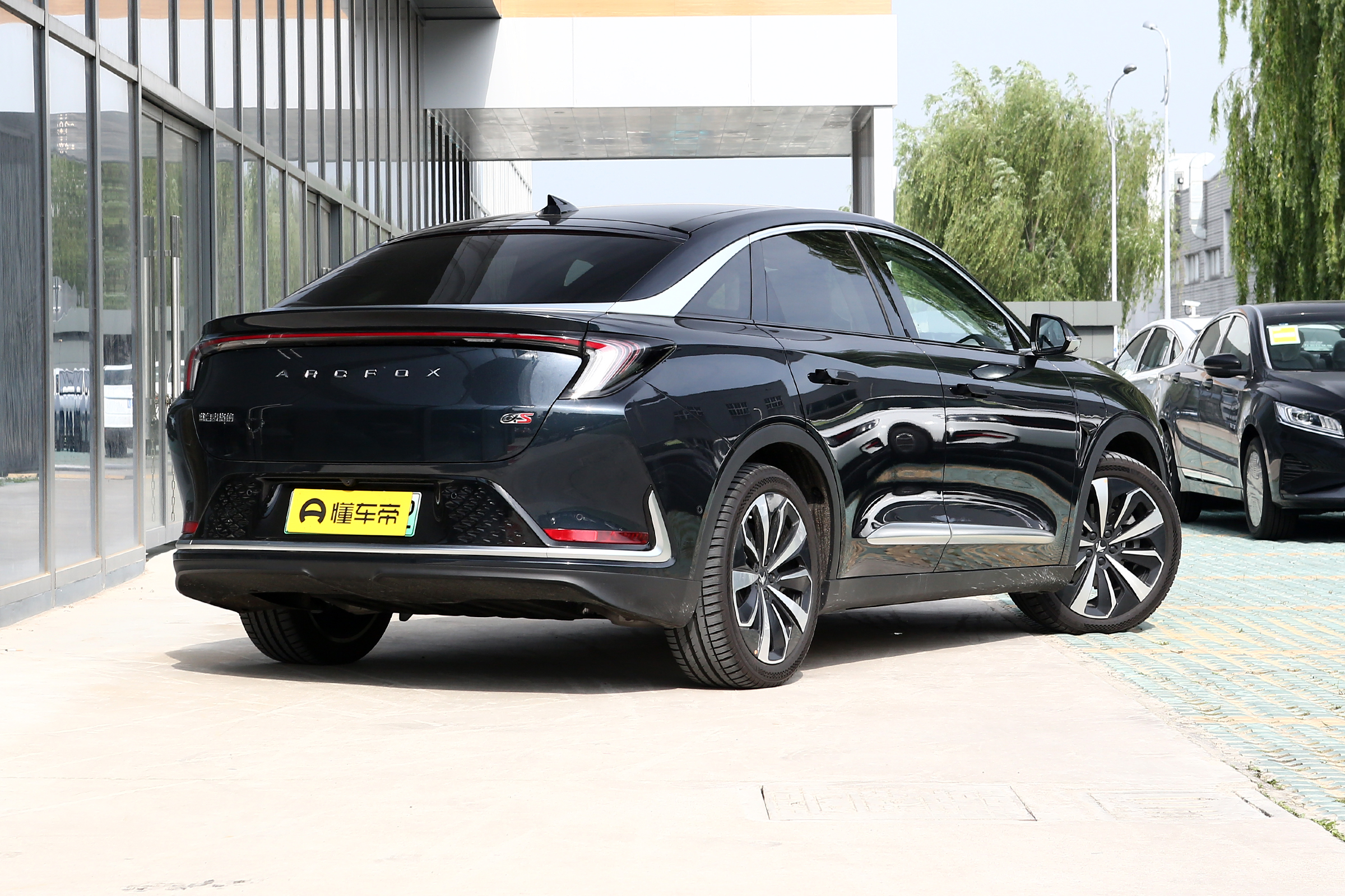 配L3级辅助驾驶系统，230色氛围灯加持，详解极狐 阿尔法S