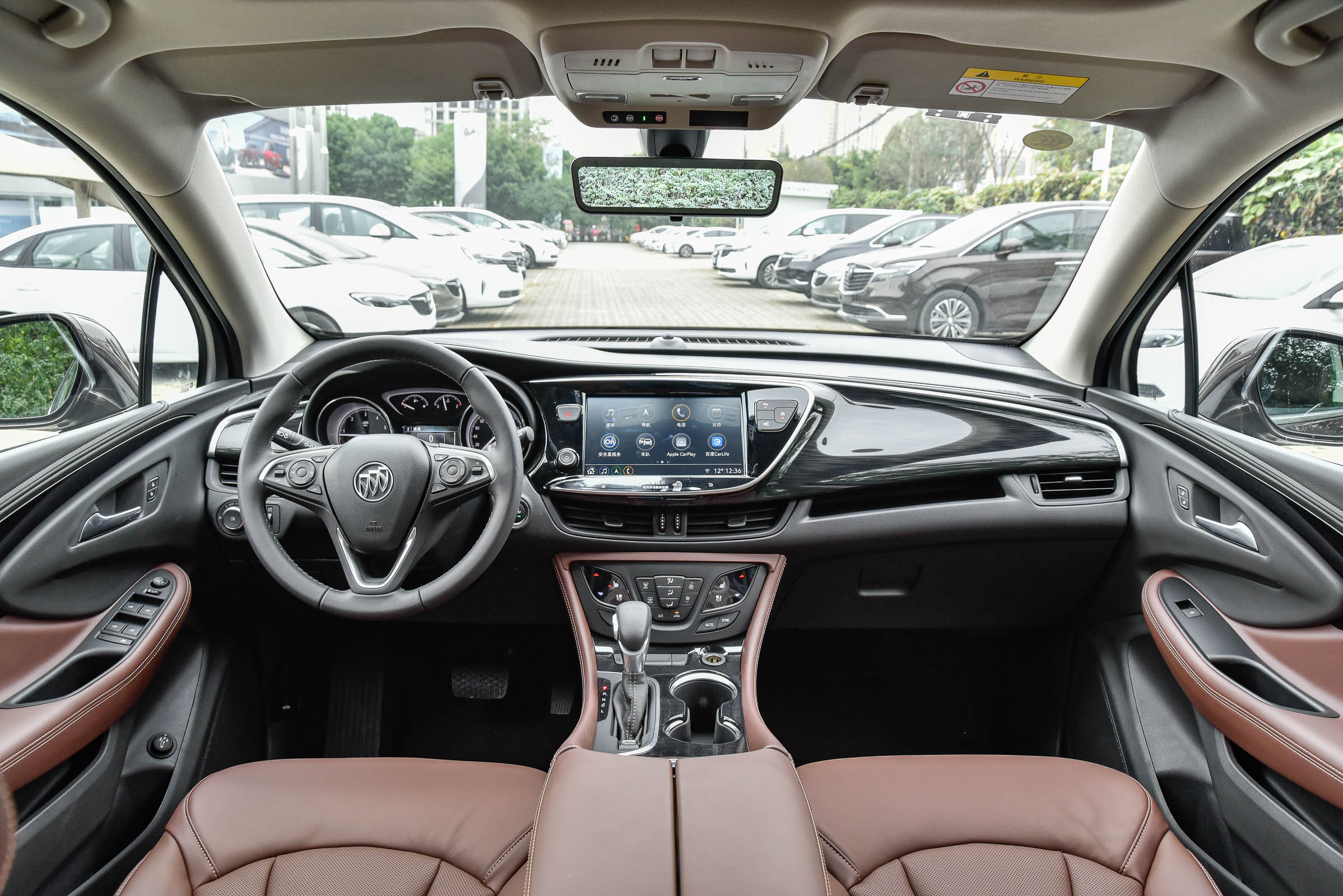 昂科威的内饰方面的变化不是很大,就是中控的大屏幕升级成10英寸的了