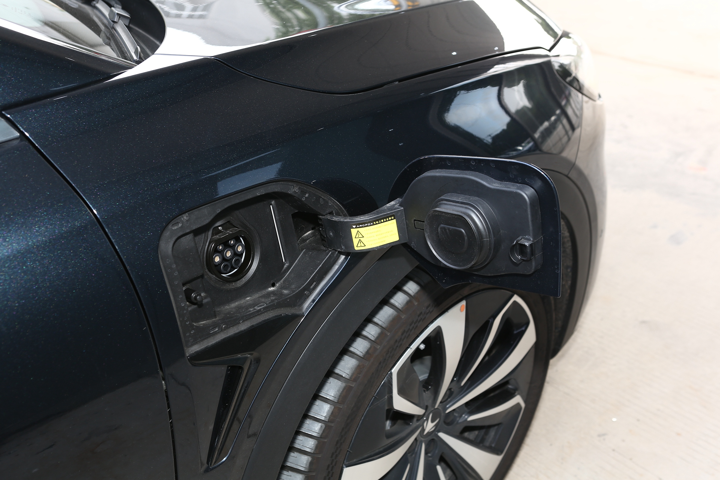 配L3级辅助驾驶系统，230色氛围灯加持，详解极狐 阿尔法S