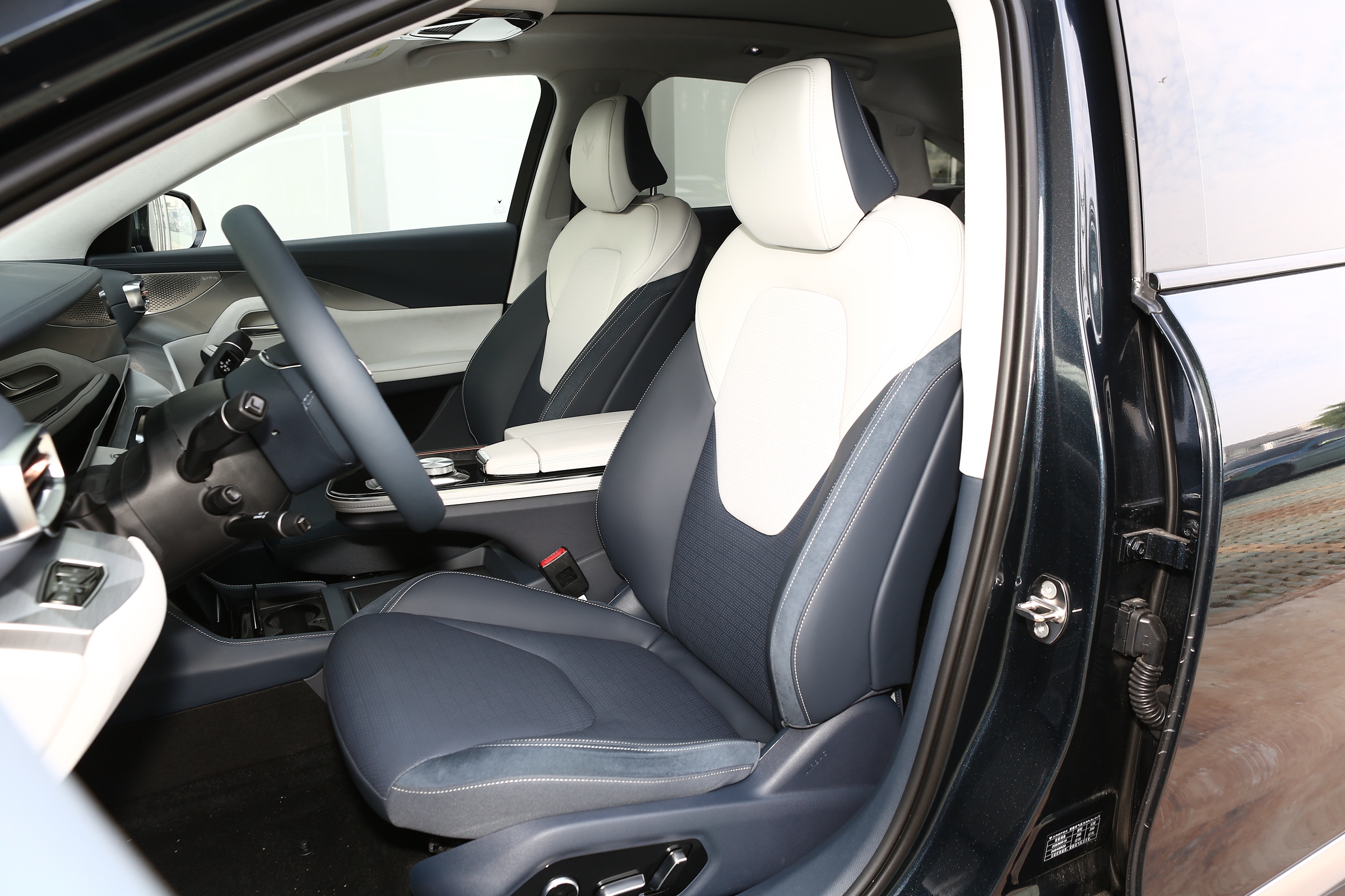 配L3级辅助驾驶系统，230色氛围灯加持，详解极狐 阿尔法S