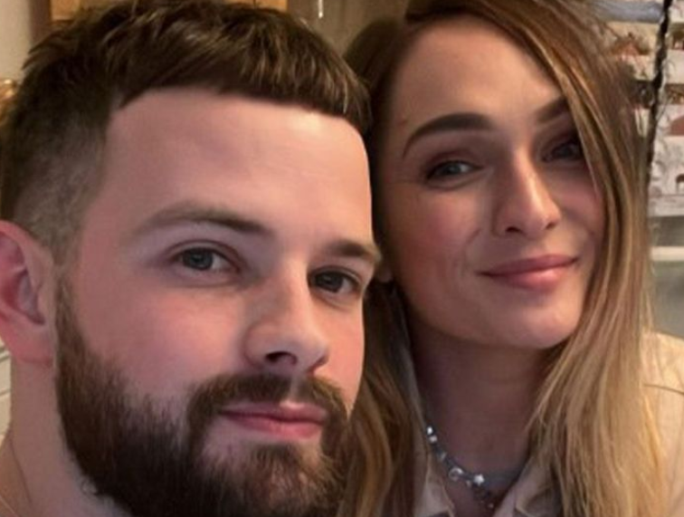 婚礼当天新娘去世！28岁男星曼恩悲痛不已，两人育有8个月大儿子