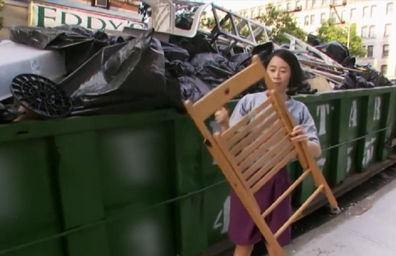 哈佛毕业女白领：20年不买内衣，厕纸晾干重复用，在纽约买套房