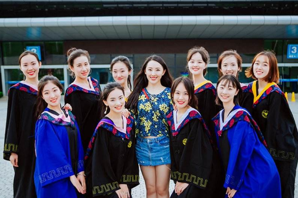 浙江大学的毕业照不一般，小姐姐肤白貌美大长腿，你心动了吗