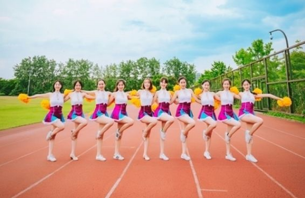 浙江大学的毕业照不一般，小姐姐肤白貌美大长腿，你心动了吗