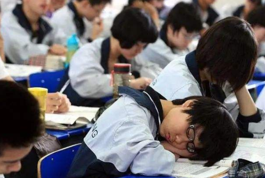 为啥老师总爱带水杯去监考?年轻老师直言,可不止因为想喝水