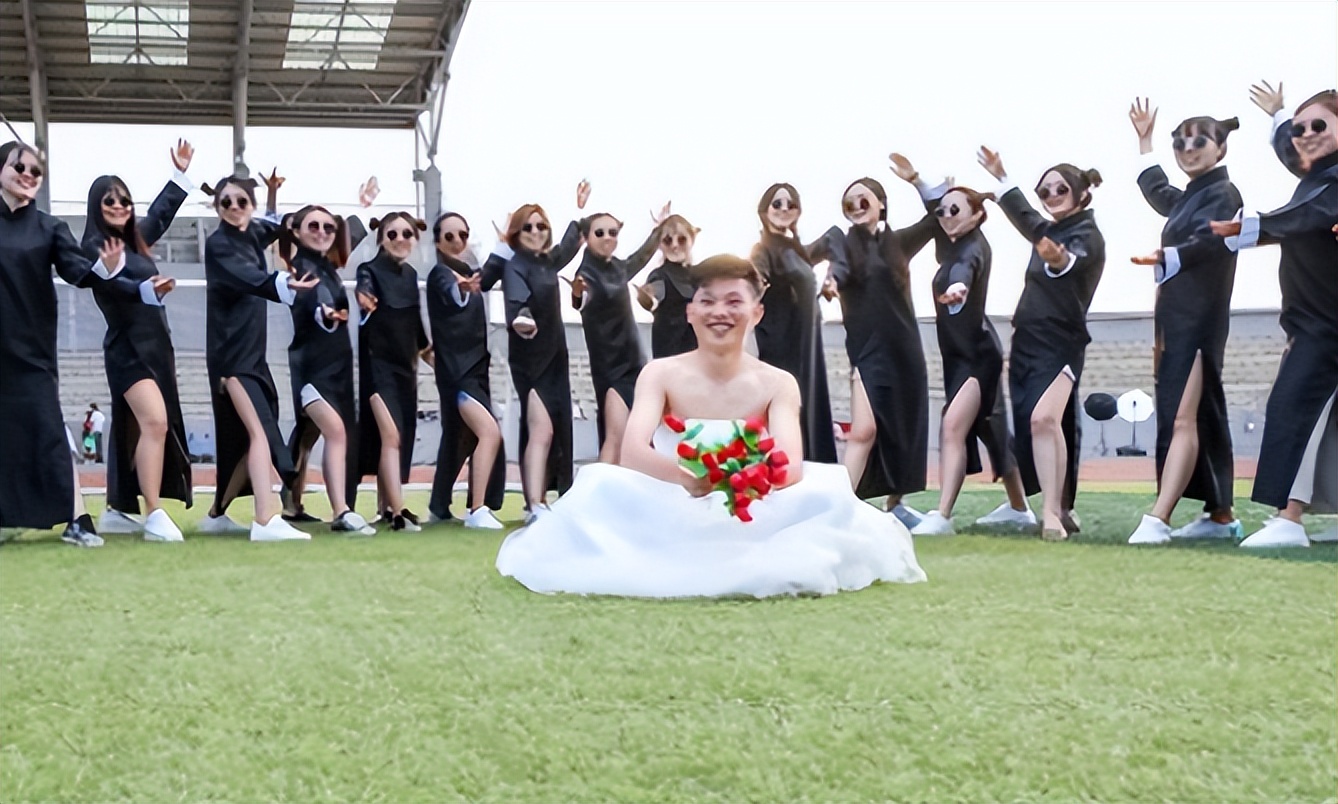 大学生毕业照走红，男生比女生看上去更妖娆，大长腿意外成亮点