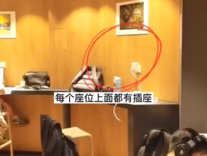 1张清华大学女生“背包照”走红，真正的“炫富”不是炫物质