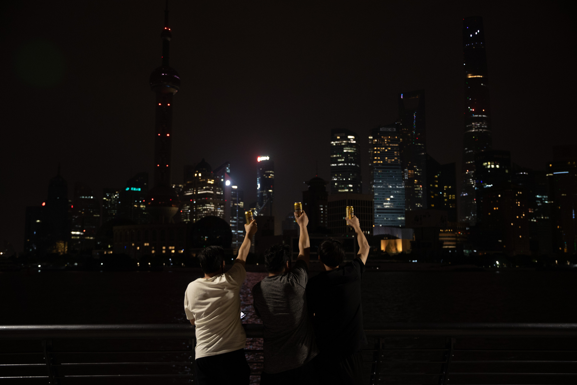 今日凌晨的上海：有人拍照留念，有人流连忘返
