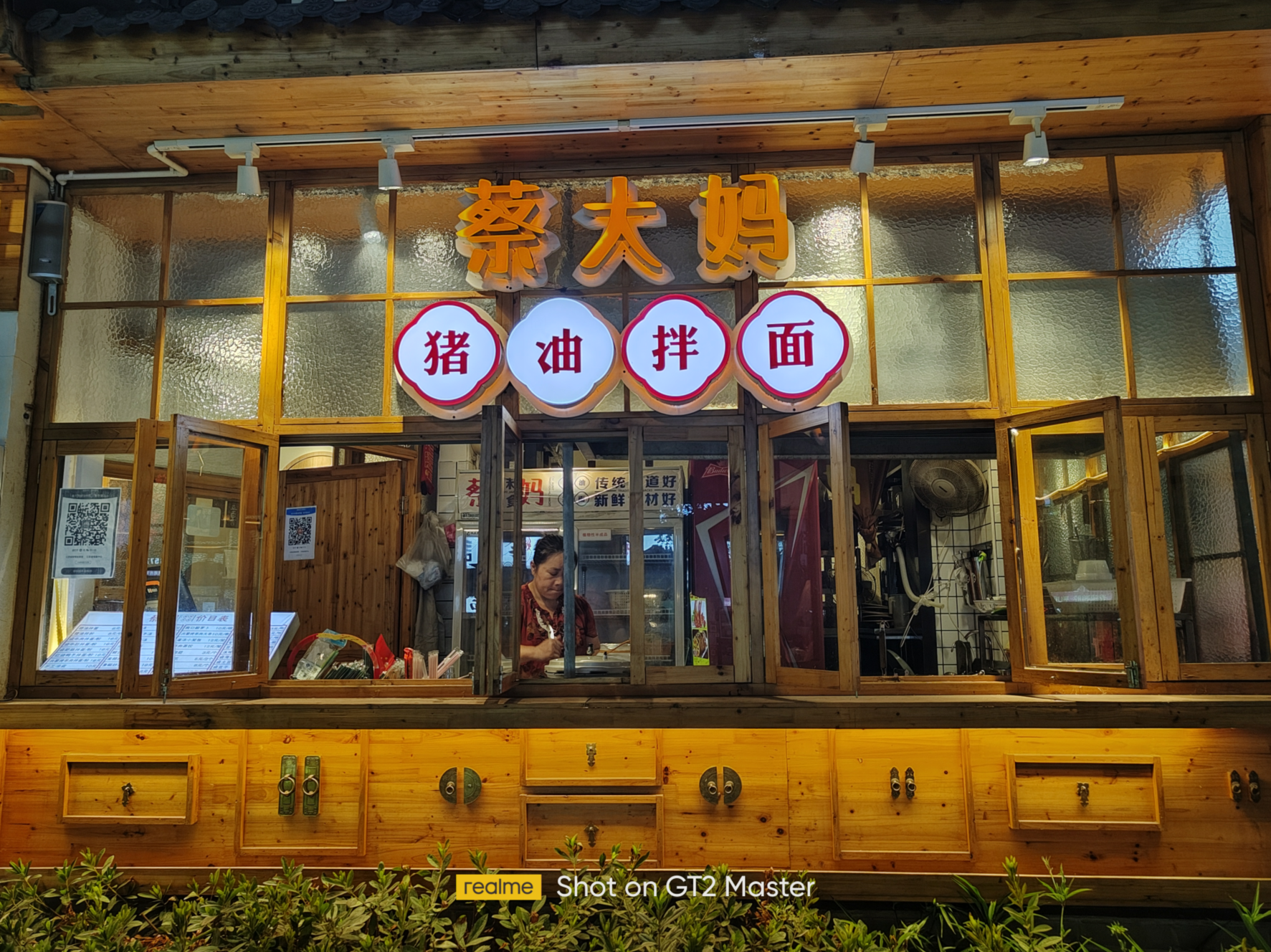 白若飞雪，颜值巅峰——真我GT2大师探索版上手体验