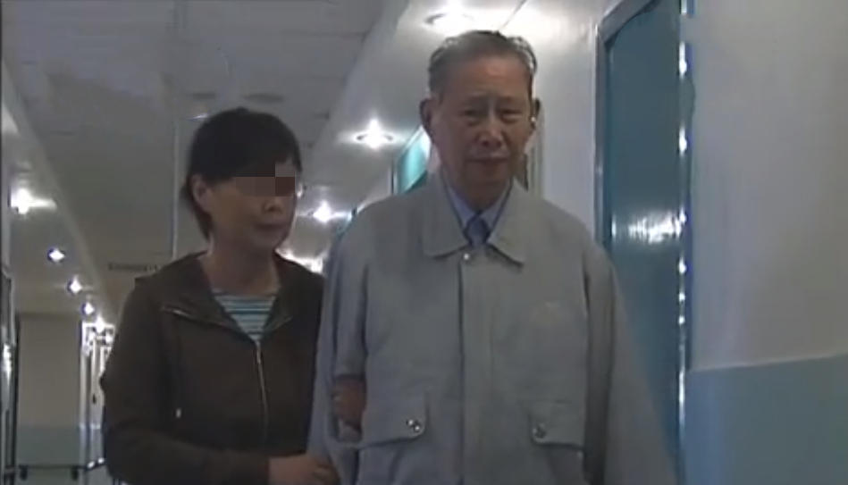 2009年8旬老人将房产证借给孙女，房子被转走，老人：不是亲孙女