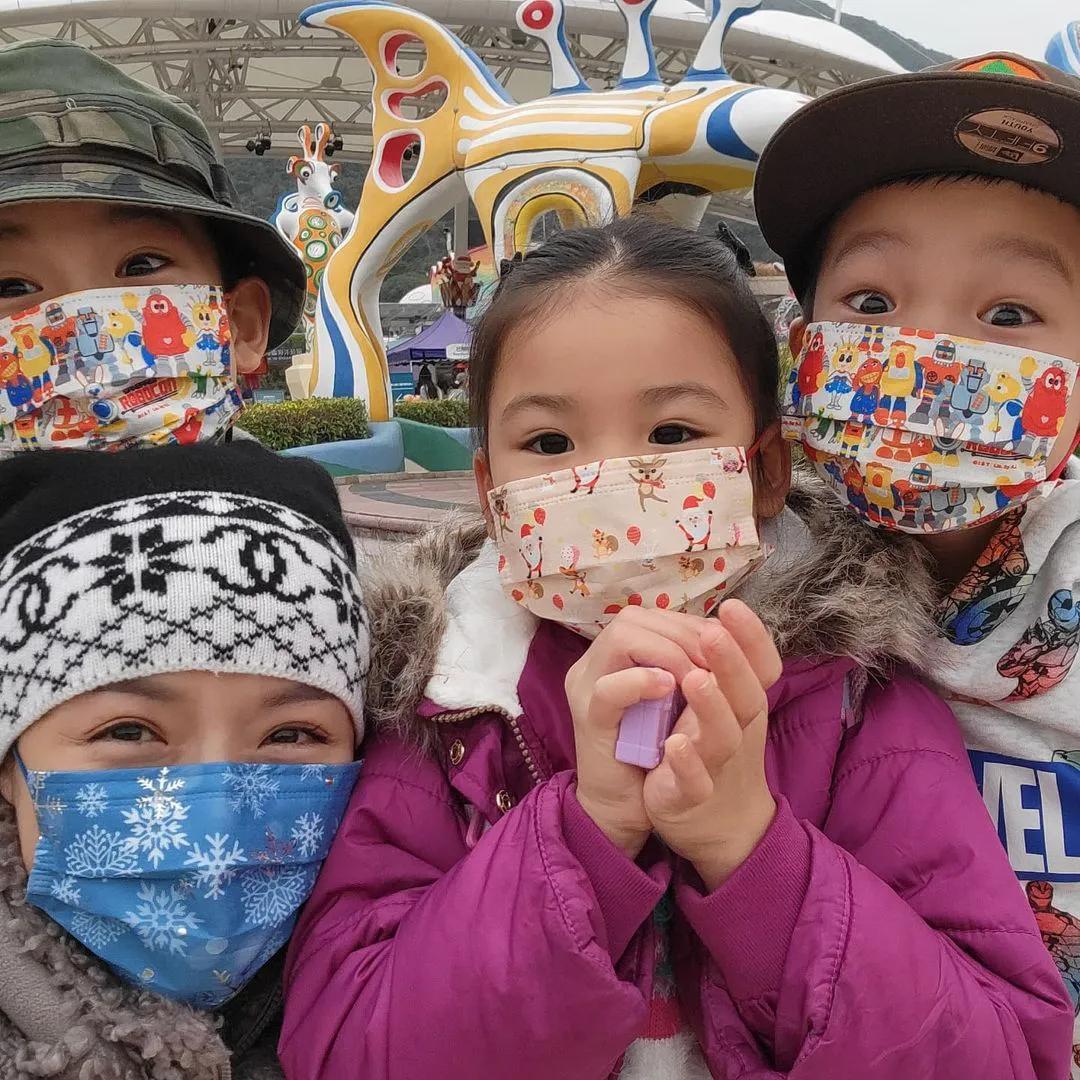 陈茵媺独自带三孩去乐园，老公陈豪太忙，能陪一天就是最好的礼物