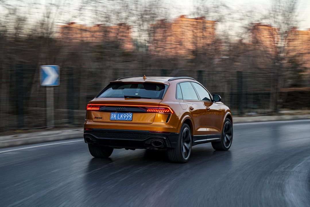 600马力V8加身 外表低调却是纽北最速SUV 奥迪RS Q8试驾与空间测评